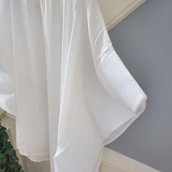 Ladies Free flowing White Batwing blouse by Wo Wo - Picture 3 of 6